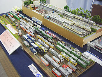 奥は改造車両の展示コーナー 奥は改造車両の展示コーナー