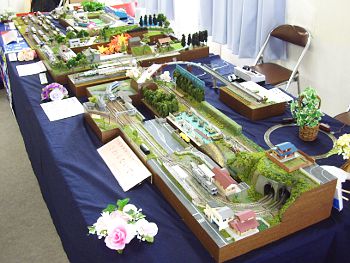奥は集合式単線ミニモジュールや改造車両の展示コーナー 奥は集合式単線ミニモジュールや改造車両の展示コーナー