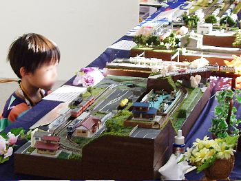 自動往復運転の電車をじっと見つめる男の子… 自動往復運転の電車をじっと見つめる男の子…