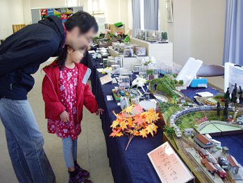 女の子も一生懸命たくさん見ていました♪ 女の子も一生懸命たくさん見ていました♪