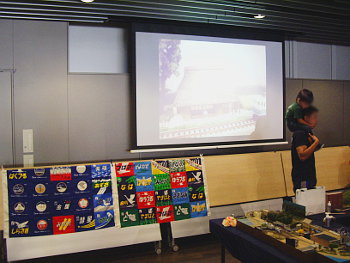 奥の中央では動画を上映 奥の中央では動画を上映