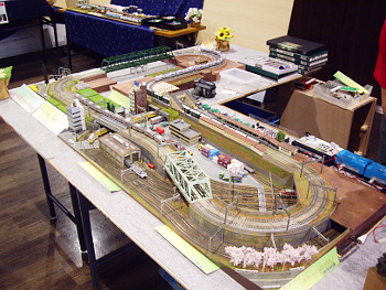 右の壁際手前にはDCC(デジタル制御)レイアウトコーナー。 右の壁際手前にはDCC(デジタル制御)レイアウトコーナー。