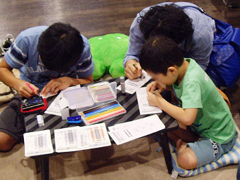 ママと一緒にペーパークラフト作り ママと一緒にペーパークラフト作り