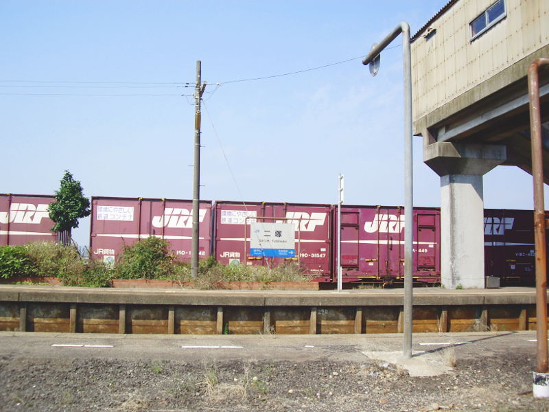 偶然、こんなに実物にそっくりだった★(富山・城端線二塚駅) 偶然、こんなに実物にそっくりだった★(富山・城端線二塚駅)