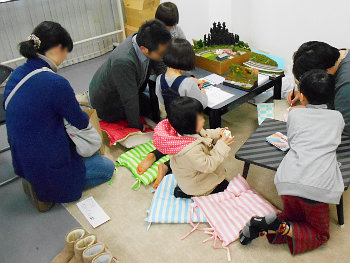 みんなで塗り塗り… みんなで塗り塗り…