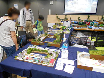 左側は複線ミニレイアウトなどを展示 左側は複線ミニレイアウトなどを展示