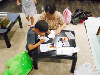 ママと一緒に塗り塗り…… ママと一緒に塗り塗り……