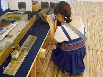 美女もジオラマ撮影に夢中★ 美女もジオラマ撮影に夢中★