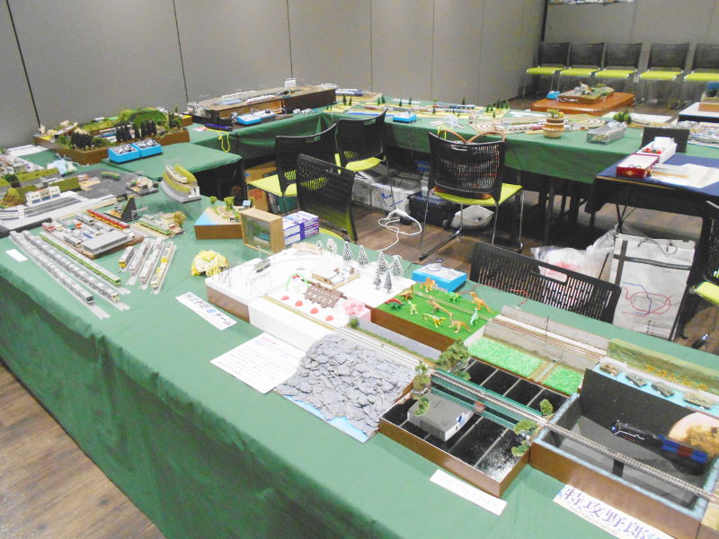 右側奥は、各個人の単線ミニモジュールが集結 右側奥は、各個人の単線ミニモジュールが集結