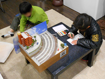 塗り絵をする兄妹 塗り絵をする兄妹