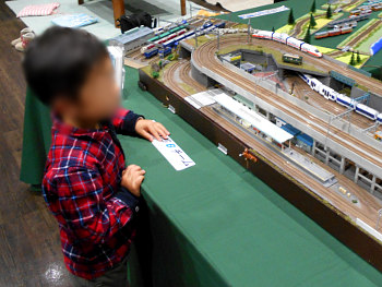 作品に見とれるキッズ 作品に見とれるキッズ