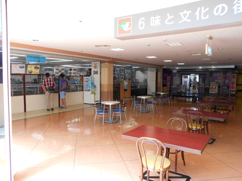 左側には、広い鉄道模型屋さんが… 左側には、広い鉄道模型屋さんが…