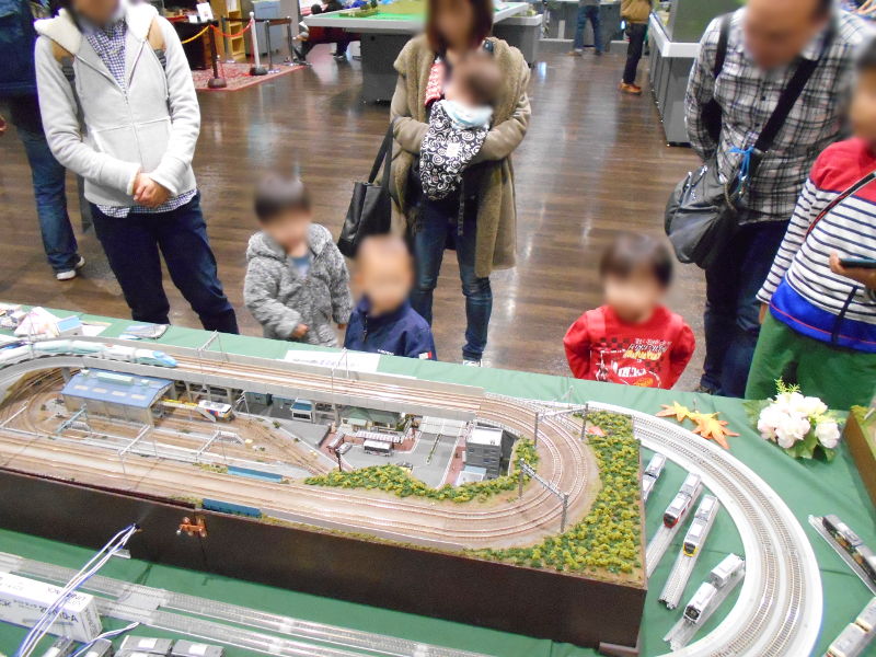 新幹線達をジッと見つめるキッズ 新幹線達をジッと見つめるキッズ