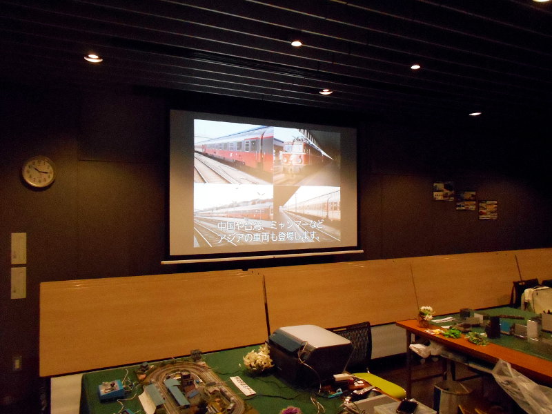 中央では動画を上映 中央では動画を上映