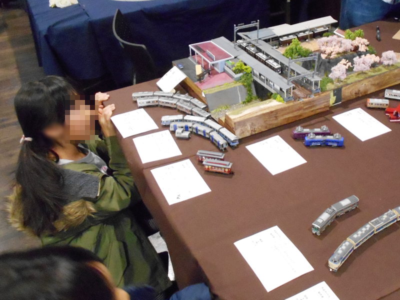 ジオラマを覗き込んでいるねぇ… ジオラマを覗き込んでいるねぇ…