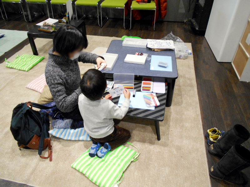 ママと一緒に塗り絵して… ママと一緒に塗り絵して…