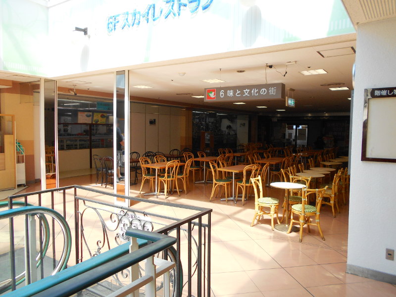 午後は学生達の自習机になる休憩所 午後は学生達の自習机になる休憩所