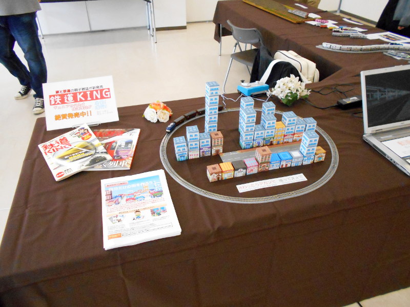 茶色い机はお客さんの参加スペース 茶色い机はお客さんの参加スペース