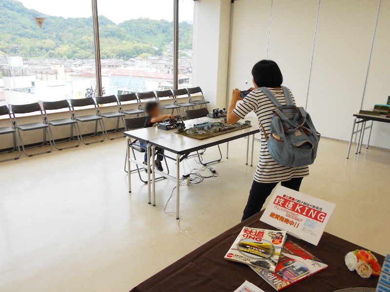 電車を見るか、カメラを見るか… 電車を見るか、カメラを見るか…