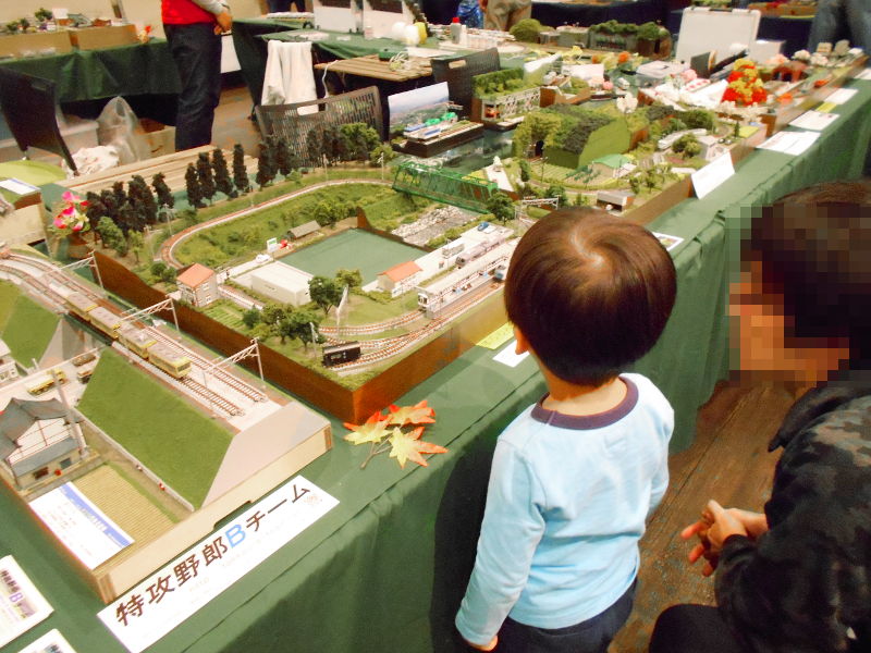 じっくりと見学 じっくりと見学