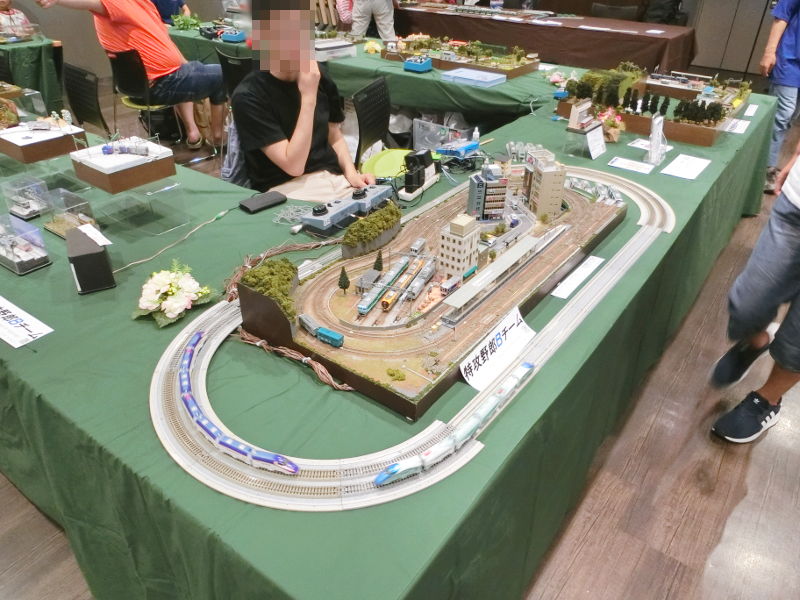 正面左は「ヒロ」隊員のレイアウト 正面左「ヒロ」隊員のレイアウト