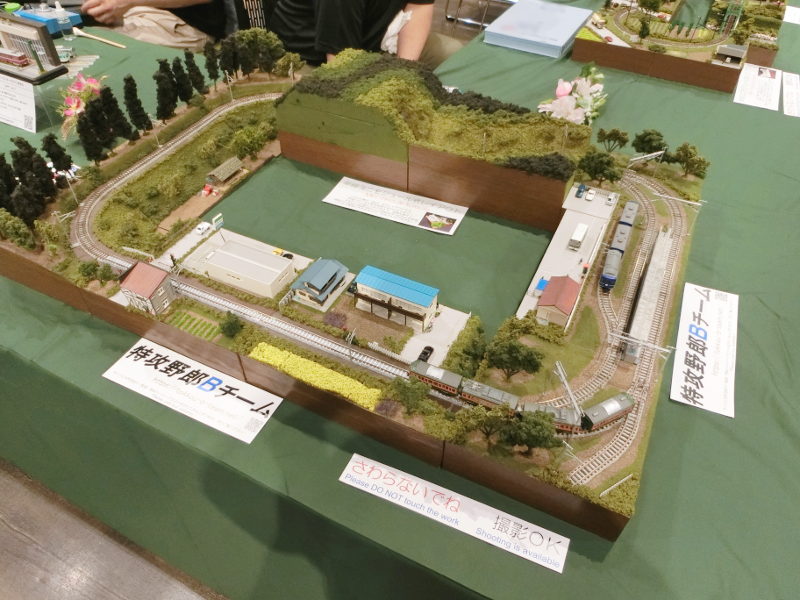 正面右は「まりりん」隊員の単線モジュールレイアウト 正面右は「まりりん」隊員の単線モジュールレイアウト