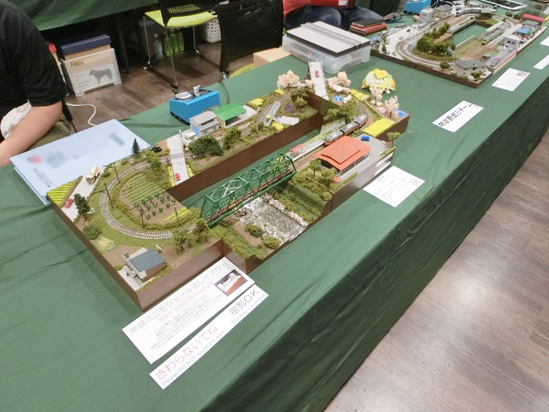 右手前は「まりりん」隊員と「なかやあいこ」氏の単線モジュールレイアウト 右手前は「まりりん」隊員と「なかやあいこ」氏の単線モジュールレイアウト