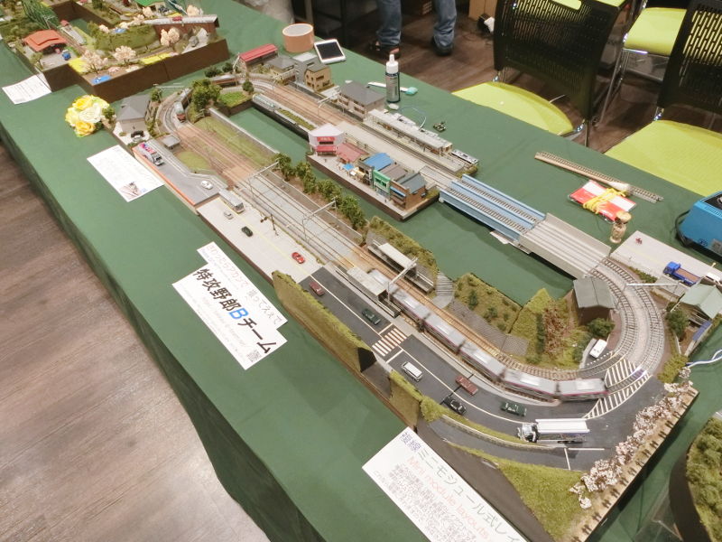 右側中央は新規格の複線ミニモジュールレイアウト 右側中央は新規格の複線ミニモジュールレイアウト