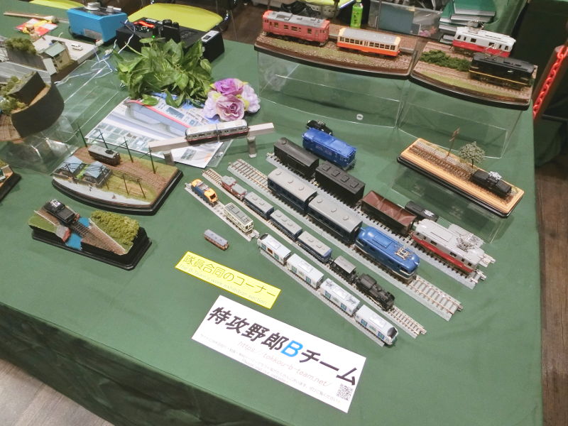 右側奥は隊員合同のいろいろコーナー 右側奥は隊員合同のいろいろコーナー