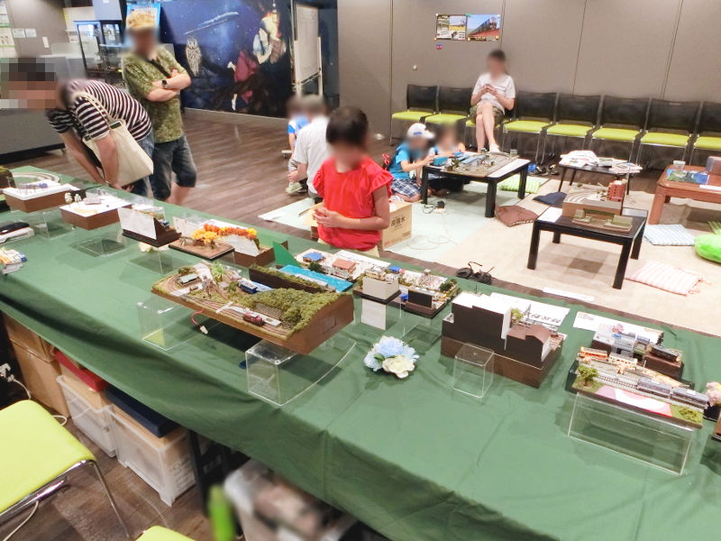 海の家の人形達が気になるようで… 海の家の人形達が気になるようで…