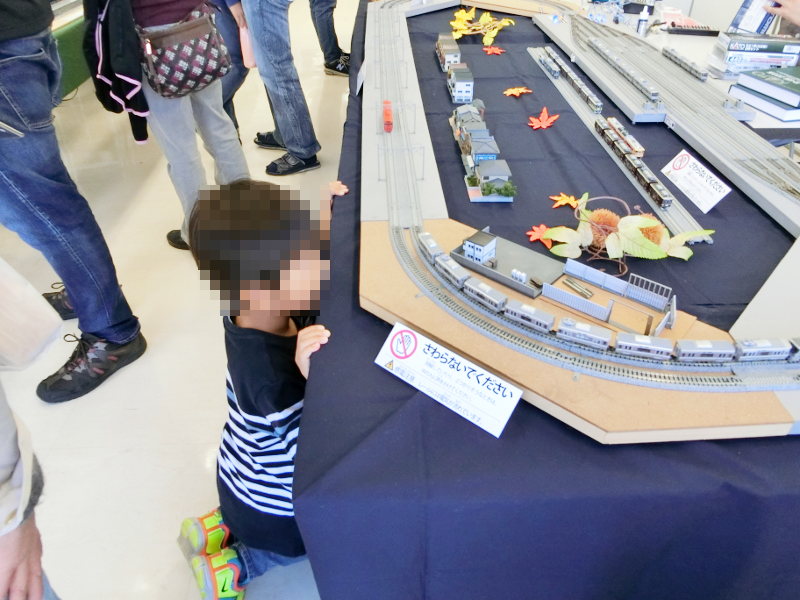 食い入るキッズ 会場はこんな感じ