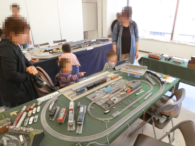 列車の動画にキッズが釘付け♪ 列車の動画にキッズが釘付け♪