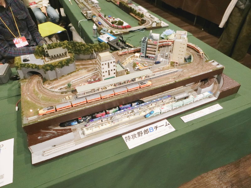 中央正面右は「ヒロ」隊員の立体レイアウト 中央正面右は「ヒロ」隊員の立体レイアウト