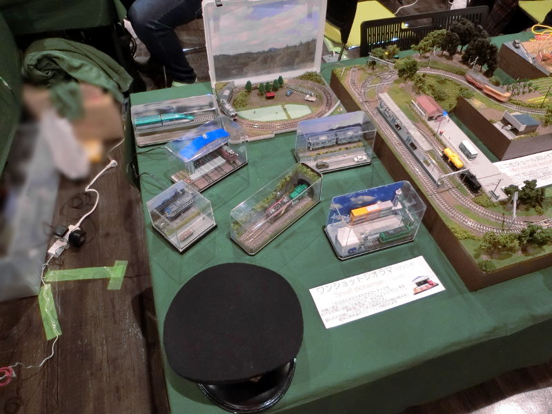 中央左側奥は「小鶴」隊員の展示コーナー 中央左側奥は「小鶴」隊員の展示コーナー