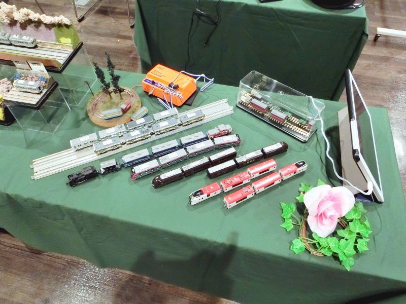 中央裏側右は「落花生」「たかし」隊員と動画の展示コーナー 中央裏側右は「落花生」「たかし」隊員と動画の展示コーナー