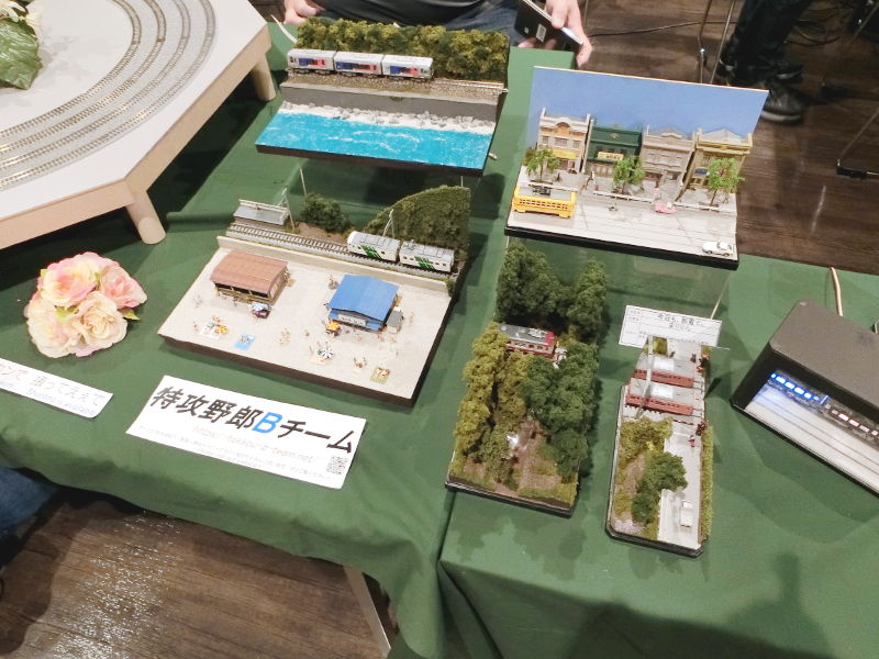 「ヒロ」隊員の海沿いのジオラマも混在 「ヒロ」隊員の海沿いのジオラマも混在