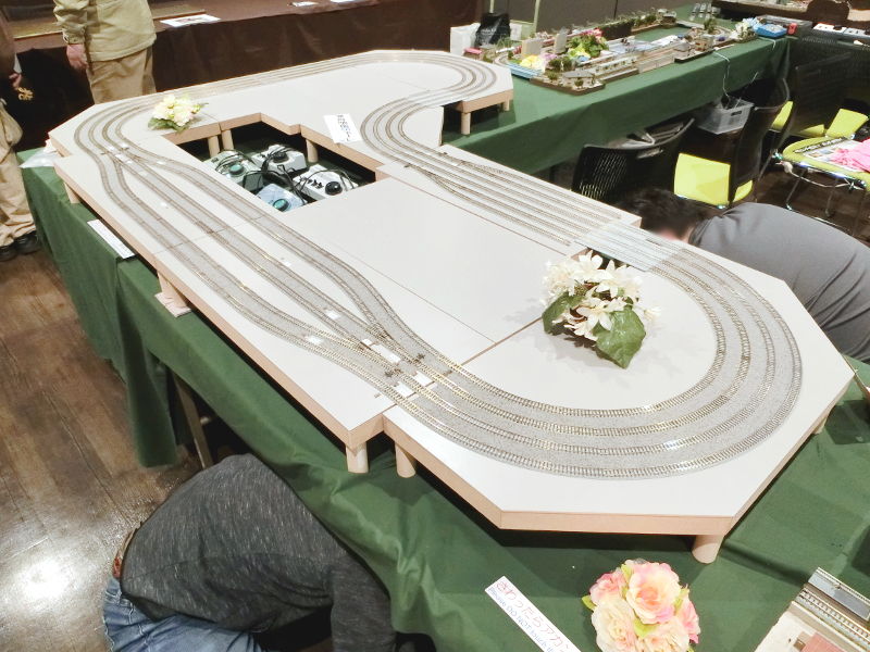 中央右奥の角は「湯葉」隊員の組立式レイアウト 中央右奥の角は「湯葉」隊員の組立式レイアウト