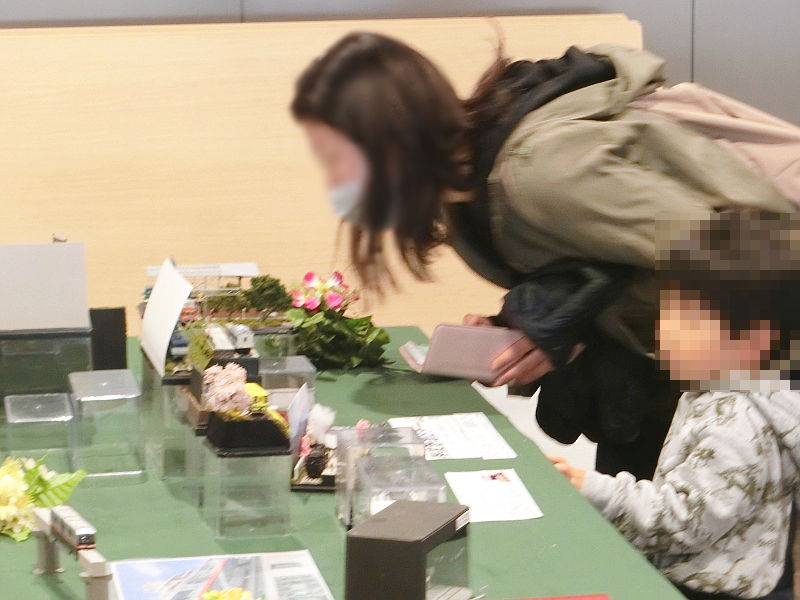 ママも一生懸命に見入っています♪ ママも一生懸命に見入っています♪