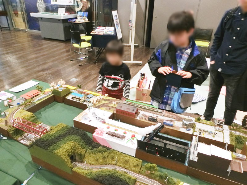 作品を撮影するキッズ 作品を撮影するキッズ