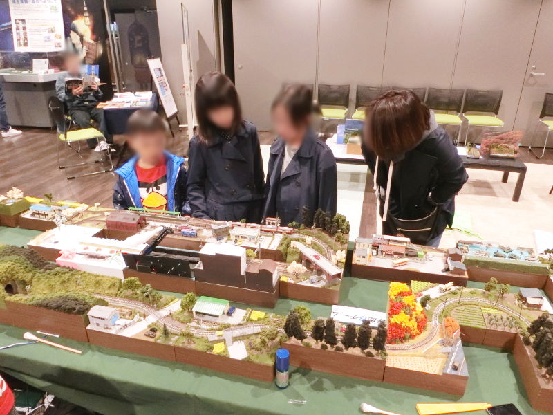 女の子も見入っています 女の子も見入っています