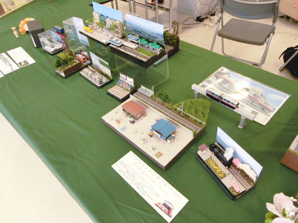 奥の窓側は「まりりん」隊員のワンショットジオラマのコーナー 奥の窓側は「まりりん」隊員のワンショットジオラマのコーナー