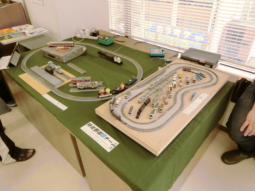 中央の窓際は「ボブ」隊員のコーナー 中央の窓際は「ボブ」隊員のコーナー