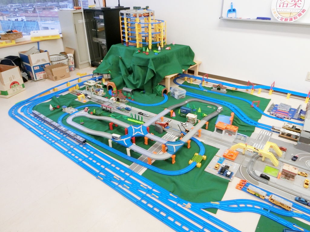 会場右端はキッズの楽園「プラレール」の展示コーナー 会場右端はキッズの楽園「プラレール」の展示コーナー