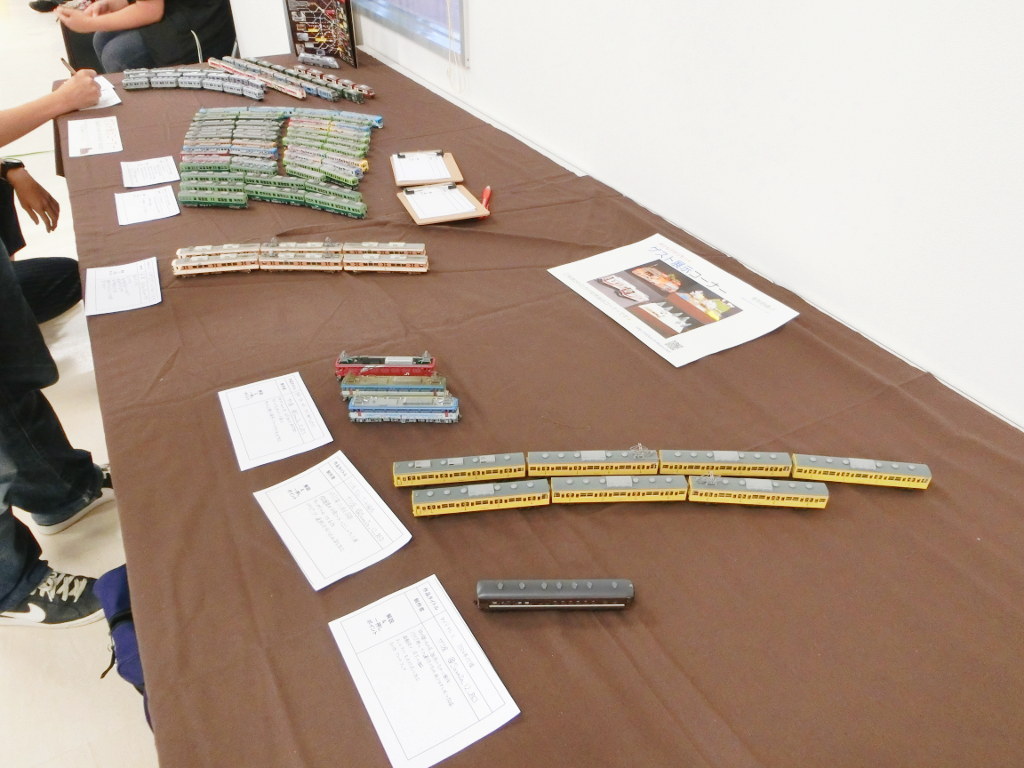 入口横の茶色い机は「ゲスト展示」コーナー 入口横の茶色い机は「ゲスト展示」コーナー