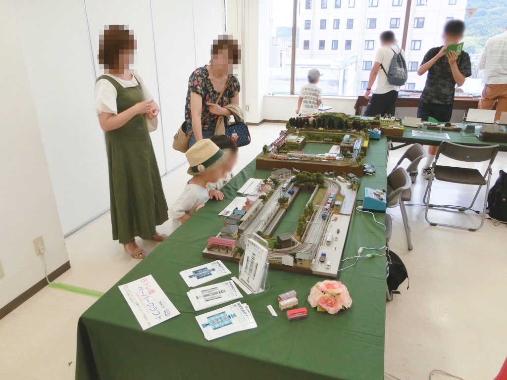 盆踊りの人形に、みんな興味津々★ 盆踊りの人形に、みんな興味津々★