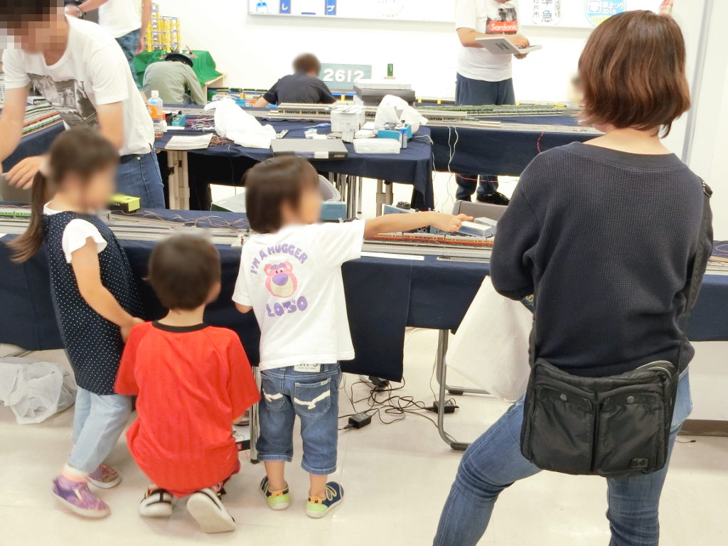 踏切に盛り上がるキッズ 踏切に盛り上がるキッズ