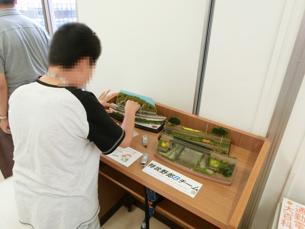 ミニ撮影スタジオコーナーでも撮影中 ミニ撮影スタジオコーナーでも撮影中