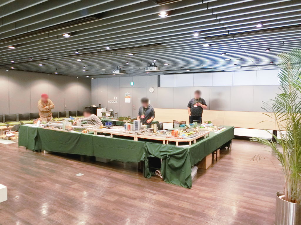 正面中央はレイアウトとジオラマの展示コーナー 正面中央はレイアウトとジオラマの展示コーナー