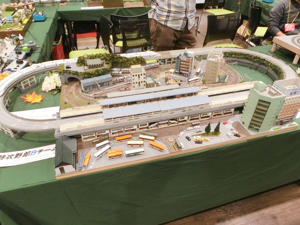 中央正面左は「ヒロ」隊員の立体レイアウト 中央正面左は「ヒロ」隊員の立体レイアウト