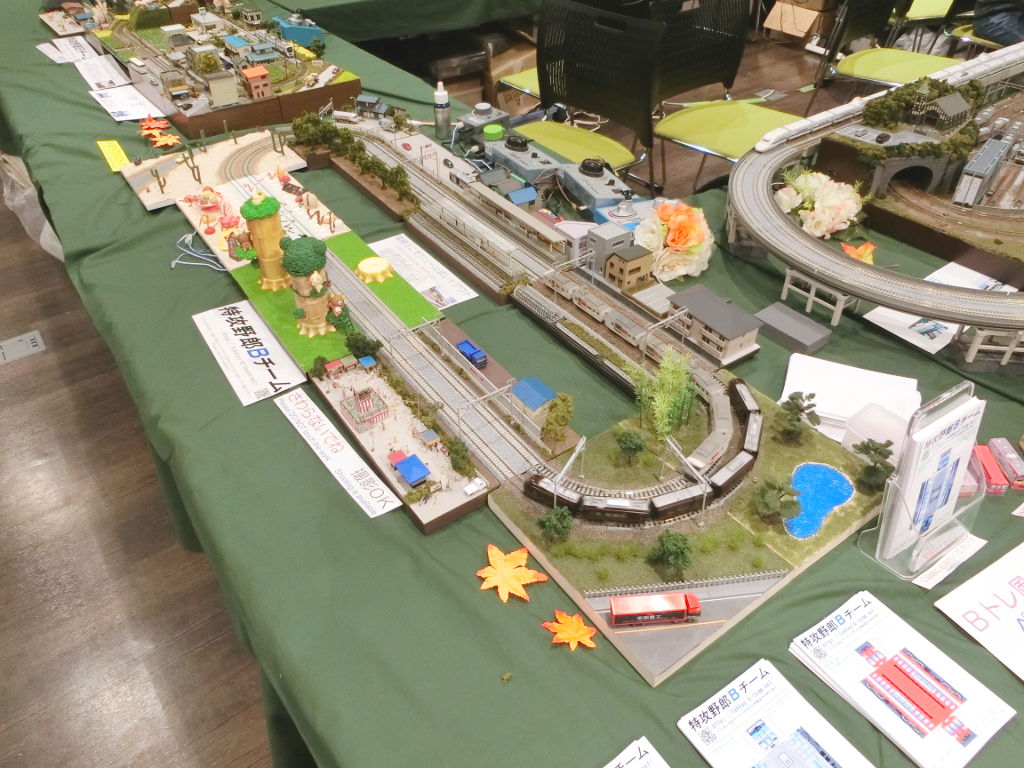 中央左側は複線モジュールレイアウトで東海道線風に 中央左側は複線モジュールレイアウトで東海道線風に